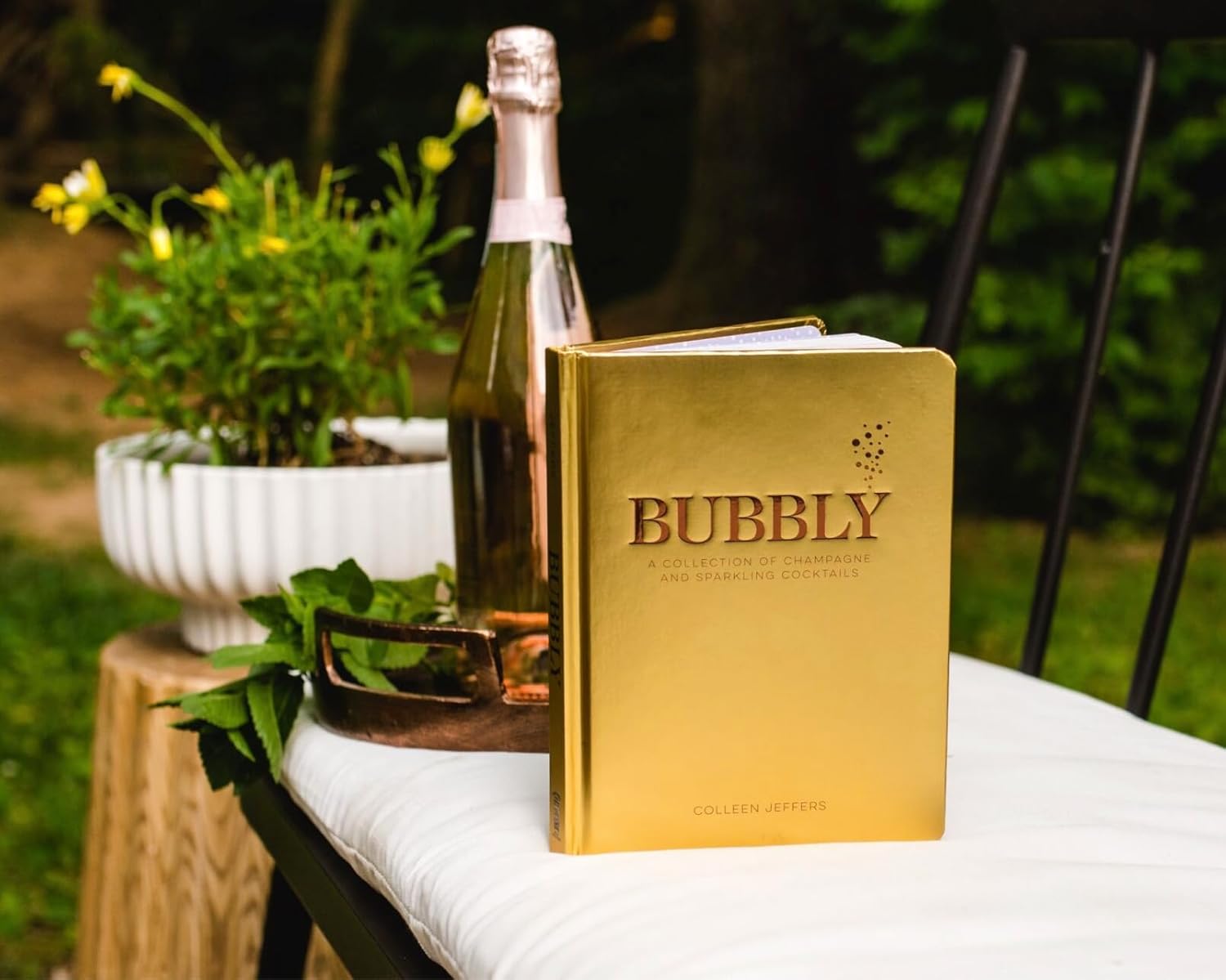 Bubbly: A Collection of Champagne and Sparkling Cocktails (Celebrate In Style with over 60 Festive Cocktail Recipes) Hardcover